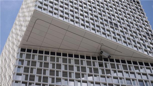 Arbeiter aus Gondel an Hochhaus gerettet Die Gondel hing in der Höhe des 33. Stockwerks fest. Nach einer Stunde konnten die beiden Arbeiter gerettet werden.