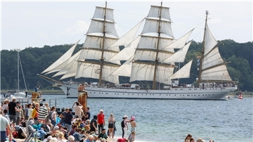 Angeführt vom Segelschulschiff «Gorch Fock» startet die traditionelle Windjammerparade zur Kieler Woche - beobachtet von zahlreichen Zuschauern.