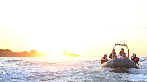Greenpeace-Protest gegen geplante Erdgasförderung vor Borkum Die Greenpeace-Protestaktion begann bei Sonnenaufgang.