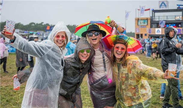 Deichbrand 2023 ertrinkt: REGEN und SCHLAMM ohne Ende (Fotos) Die große Regen-Party kann beginnen!