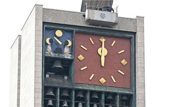 Adieu Analoguhr? Wie Zeigeruhren weniger werden Die große Turmuhr am Stuttgarter Rathaus.