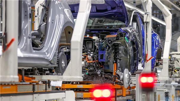 Deutsche Autobauer verkaufen weniger Die großen deutschen Autohersteller verkaufen weniger Fahrzeuge - auch in 2023?
