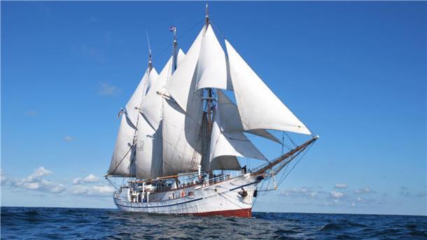 „Großherzogin Elisabeth“ unter vollen Segeln auf dem Meer 