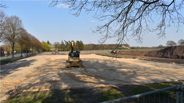 Neue Kita in Wehdel: Der erste Spatenstich ist gemacht Ein Bagger fährt über eine Sandfläche.