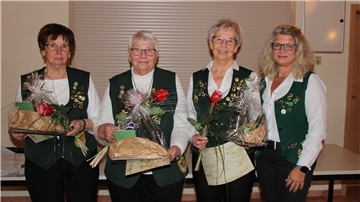 Die Gründungsmitglieder der Damenabteilung vom SV Wehdel Gisela Lindström, Margot Schrader und Sieglinde Schwarz wurden für ihre 50-jährige Vereinszugehörigkeit geehrt. Die 2. Vorsitzende Silke Feistle (von links) gehört dem Verein 40 Jahre an.