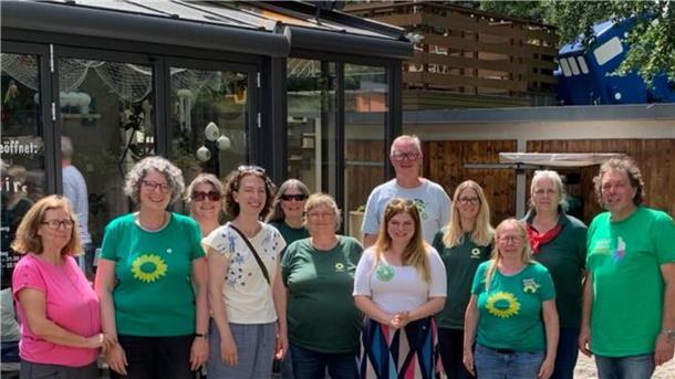 Das Foto zeigt eine Gruppe von Männern und Frauen.
