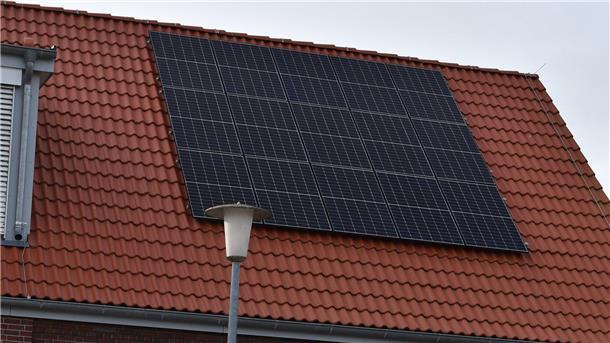 Die Grundschule Butjadingen in Burhave ist bereits umfassend saniert und auch mit PV-Anlagen auf den Dächern ausgestattet worden.