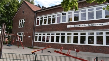 Die Grundschule in Rodenkirchen muss ab Schuljahr 2026/27 ein offenes Ganztagsangebot für alle vier Jahrgänge anbieten.