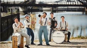Die Gruppe Albers Ahoi! tritt im Rahmen des Kultursommers am 14. Juni vor der Großen Kirche auf. Die Hamburger Band interpretiert maritime Lieder, alte Gassenhauer und Chansons ganz neu.