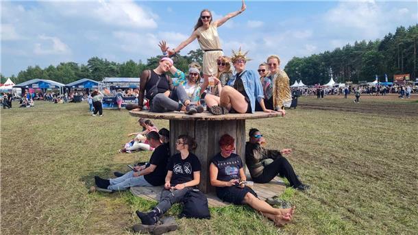 Hurricane-Liveticker: Ein Wahnsinns-Festival geht zu Ende Die Gruppe aus dem Raum Lübeck ruht sich bisschen in der Sonne aus und wartet auf das nächste Konzert.