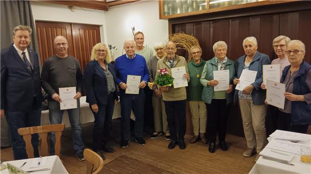 Die Gruppe der Jubilare des DRK-Selsingen mit Präsident Frank Pingel.
