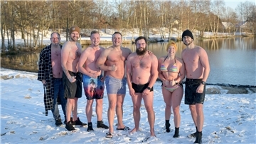 Die Gruppe nimmt sich sogar noch die Zeit für ein Foto nach dem Eisbaden am Sieverner See (von links): Kevin Dworatzek, Darian Loomis, Florian Obst, Joschka Traue, Maurice Meyer, Miriam und Stephan Hinz.