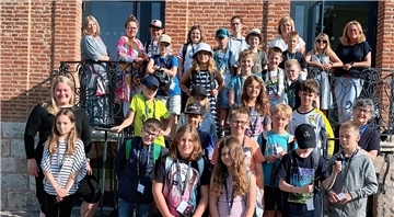 Die Gruppe von Schülerinnen und Schülern und der Grundschule Rodenkirchen und ihre Begleiterinnen vor der Unterkunft in Derchigny.