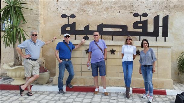 Die Gruppe vor dem Hotel zur ersten Übernachtung in Kairouan. von links: Ludwig Augenthaler, Heiko Ullrich, Steffen Tobias, Britta Murawski, Sonja Thomas