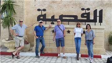 Die Gruppe vor dem Hotel zur ersten Übernachtung in Kairouan. von links: Ludwig Augenthaler, Heiko Ullrich, Steffen Tobias, Britta Murawski, Sonja Thomas