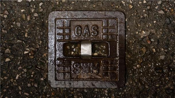 Netzagentur über Füllstände: Deutschland spart nur wenig Gas Die gusseiserne Straßenkappe einer Gasleitung.