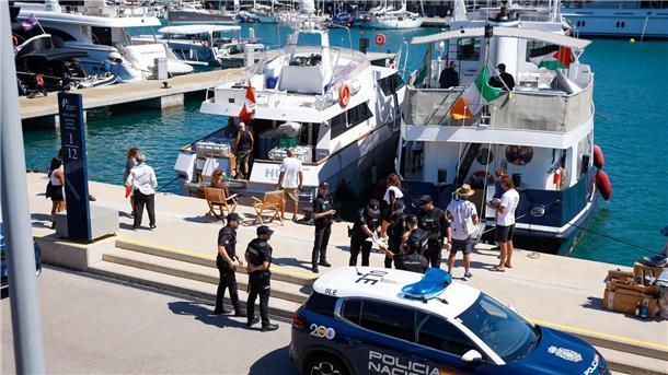 Nach Sturm-Unterbrechung: Gaza-Hilfsflotte wieder auf See Die gut 20 Boote mit rund 300 propalästinensischen Aktivisten an Bord nahmen die Fahrt inzwischen wieder auf.