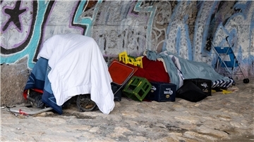 Die Habseligkeiten von einem Obdachlosen liegen am Ufer der Isar unter einer Brücke. Nach Ansicht des Europarats muss Deutschland bei der Bekämpfung von Armut, Wohnungsnot und Ausgrenzung behinderter Menschen deutlich mehr tun.