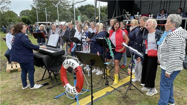 Nordenhamer Hafenperlen singen auf der Sail in Bremerhaven Damenchor