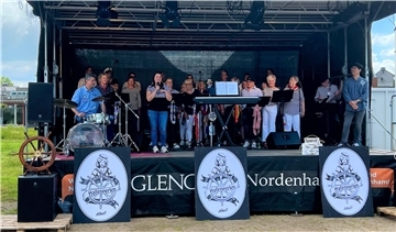 Frauen-Shantychor Hafenperlen auf der Bühne im Pop-up-Park in Nordenham