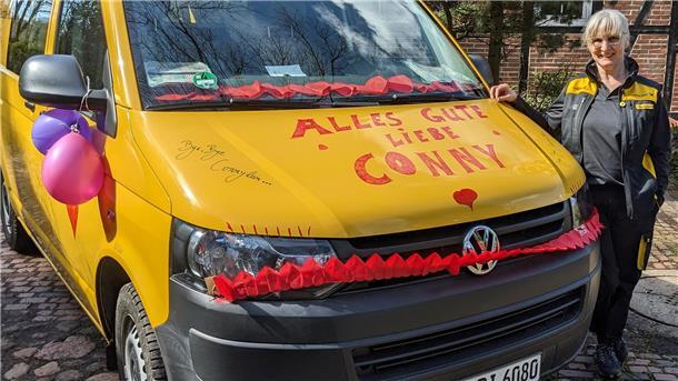 Die Hagener Postzustellerin Cornelia Hohorst verabschiedete sich während der "letzten Tour" von ihren Kunden in den wohlverdienten Ruhestand.