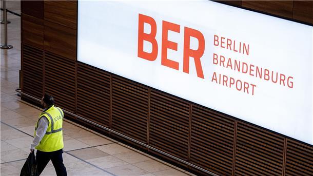 Die Halle am Terminal 1 bleibt bei Warnstreiks von Verdi am BER-Flughafen fast leer.