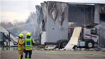 Explosion in Lkw-Werkstatt - zwei lebensgefährlich Verletzte Die Halle wurde stark beschädigt.