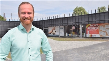 Die Halterungen sind montiert, die ersten Solarmodule geliefert: Das Wohncenter bekommt jetzt eine Photovoltaik-Fassade. Doch das ist bei Weitem nicht die einzige Neuerung, die Inhaber Hendrik Lenz plant.