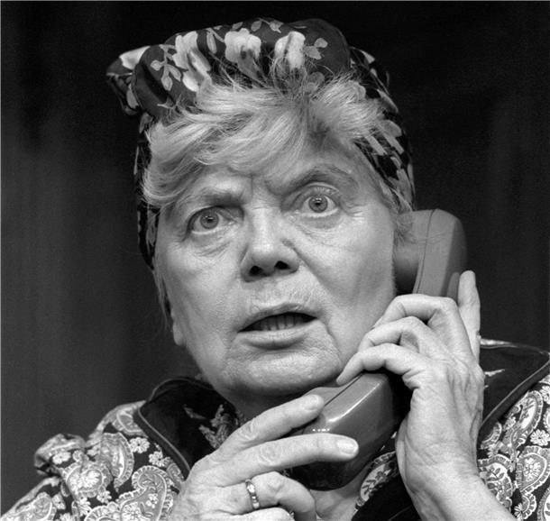 Die Hamburger Volksschauspielerin Heidi Kabel telefoniert bei der Aufführung des Stücks „Froo Pieper levt gefährlich" im Ohnsorg-Theater. Am 15. Juni ist der 10. Todestag der beliebten Volksschauspielerin.