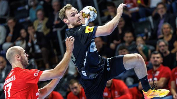 Die Handballer um Berlins Mathias Gidsel (re.) erhalten mehr Geld als die Eishockey-Teams.