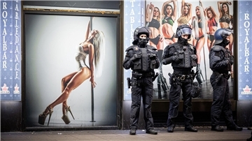 Die Hannoveraner Polizei hat in der Nacht von Samstag auf Sonntag eine Razzia im Steintorviertel durchgeführt. 