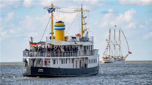 Die schönsten Bilder von der herrlichen Schiffs-Parade Die "Hansa" und die "Großherzogin Elisabeth".