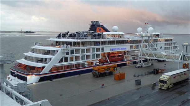 Hapag Lloyd Cruises setzt erneut auf die Lloyd Werft in Bremerhaven Ein Schiff liegt an der Kaje
