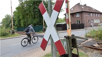 Die Hanseatische Infrastrukturgesellschaft möchte bis Jahresende den Streckenabschnitt zwischen dem Nordenhamer Bahnhof und den Hüttenbetrieben in FAH übernehmen. Bislang gehört dieser der Deutschen-Bahn-Tochter DB Netz AG. Das Foto zeigt den Bahnübergang an der Hüttenstraße.