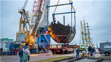 Die Hansekogge "Ubena von Bremen" startet nach ihrer Havarie nun zum „Flug“ auf die Labradorpier.