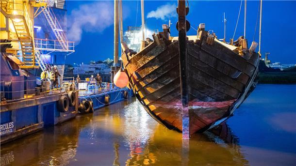 "Ubena" an Land gehoben: Nun können die Schäden an der Kogge begutachtet werden Die Hansekogge "Ubena von Bremen" wird aus dem Wasser gehoben.
