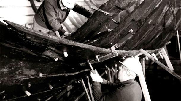Die Hansekogge war Anlass zum Bau des Deutschen Schifffahrtsmuseum und ist bis heute das wichtigste Exponat des Museums. Das Foto aus dem Jahr 1975 zeigt den Aufbau der Kogge.