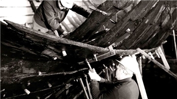 Die Hansekogge war Anlass zum Bau des Deutschen Schifffahrtsmuseum und ist bis heute das wichtigste Exponat des Museums. Das Foto aus dem Jahr 1975 zeigt den Aufbau der Kogge.