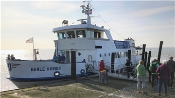 Die „Harle Kurier“ aus Wilhelmshaven macht für Überfahrten über den Jadebusen am Anleger in Eckwarderhörne fest.