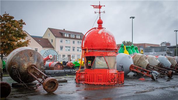 Die Haube des geretteten Turms der Nordmole lagert beim Wasserstraßen- und Schifffahrtsamt in Bremerhaven.