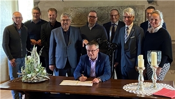 Die Hauptverwaltungsbeamten von elf Kommunen der Unterweserregion haben das Strategiepapier zur Zusammenarbeit im Unterweserraum unterzeichnet. In der Burg zu Hagen dabei waren auch Bürgermeisterin Christina Winkelmann (Lemwerder), Matthias Wenholt vom Landkreis Brake, Brakes Bürgermeister Michael Kurz und der Stadlander Bürgermeister Harald Stindt (von rechts).