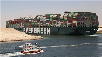 Containerschiff auf dem Wasser