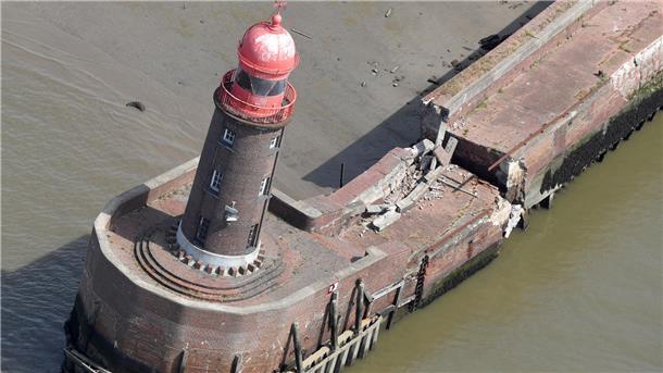 Neue Nordmole in Bremerhaven: Vorbereitungen laufen Nordmole mit schiefem Turm im August 2022