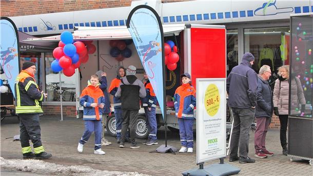 Die Heeslinger Jugendfeuerwehr lud auf dem Gelände von Zweirad-Fricke zum Ratespiel