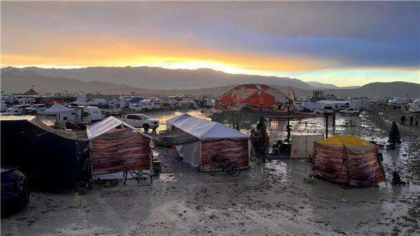 Festival „Burning Man“ versinkt im Schlamm Die heftigen Regenfälle in diesem Jahr fielen auf trockenes Wüstengelände und verwandelten den Boden in ein Schlammbad.
