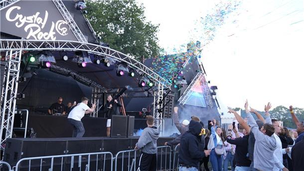 "Die Heide brennt" 2024 in Donnern: Party, Pyro-Technik und Tausende feierwütige...