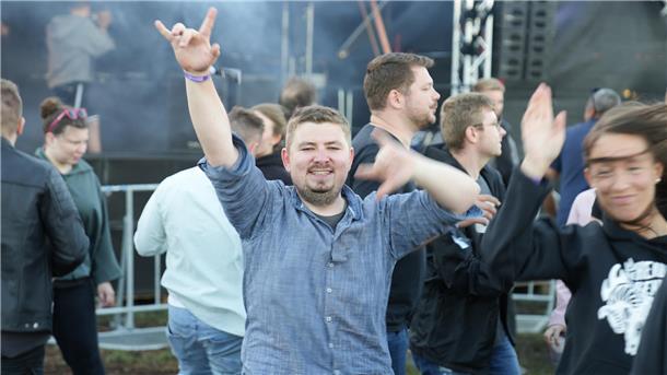 "Die Heide brennt" 2024 in Donnern: Party, Pyro-Technik und Tausende feierwütige...