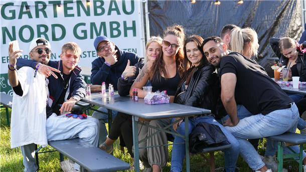 "Die Heide brennt" 2024 in Donnern: Party, Pyro-Technik und Tausende feierwütige...