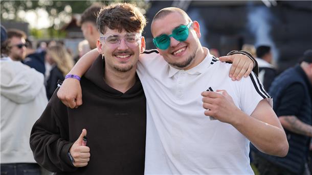 "Die Heide brennt" 2024 in Donnern: Party, Pyro-Technik und Tausende feierwütige...