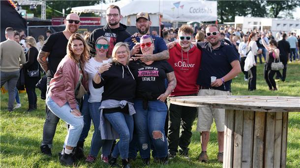 "Die Heide brennt" 2024 in Donnern: Party, Pyro-Technik und Tausende feierwütige...